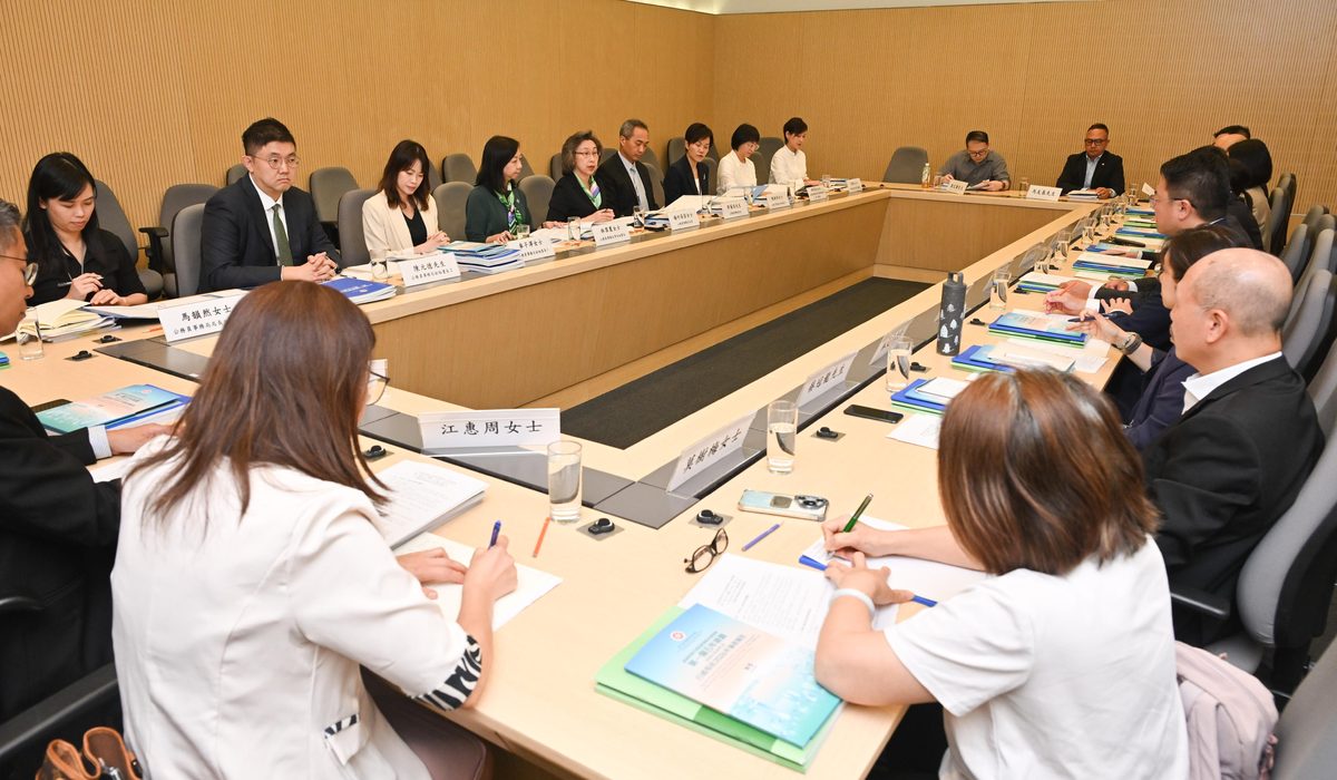 楊何蓓茵晤公務員闡釋五年規劃