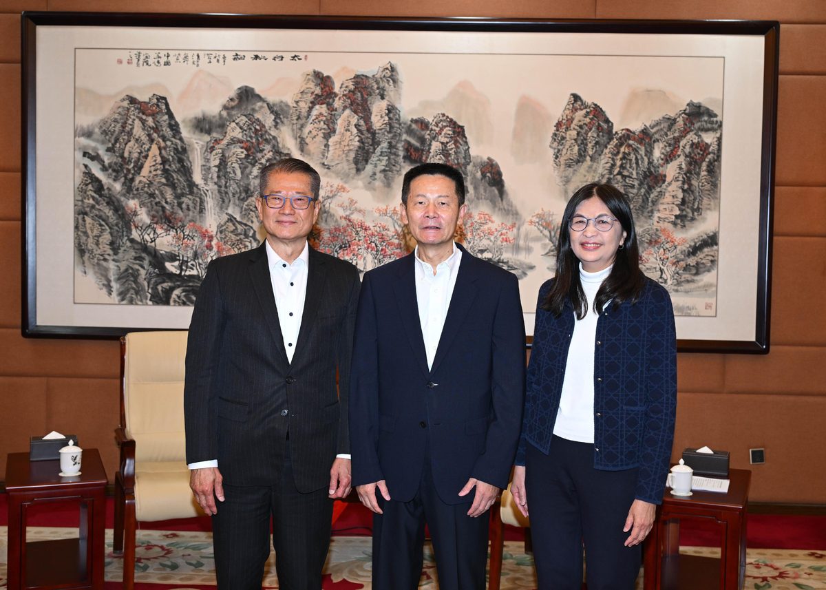 陳茂波訪京簽諒解備忘錄深化經貿合作